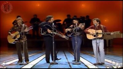 Johnny Cash, Waylon Jennings, Kris Kristofferson, Larry Gatlin – I Walk the Line (Live)