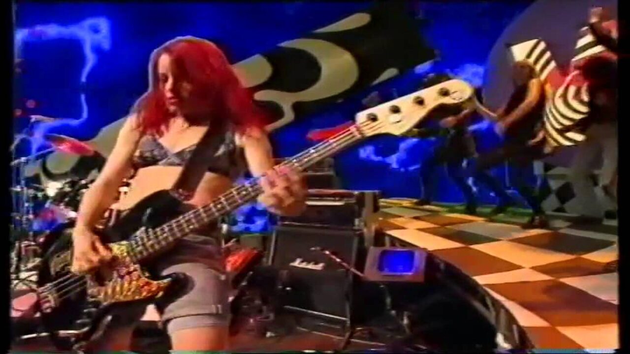 L7 – Pretend We’re Dead (Live)