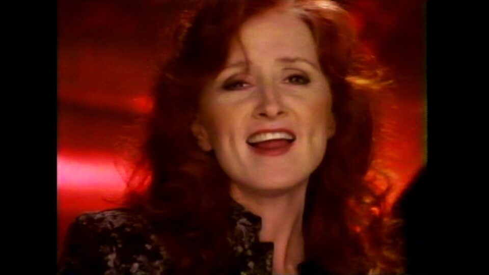 Bonnie Raitt – Love Sneakin’ Up on You