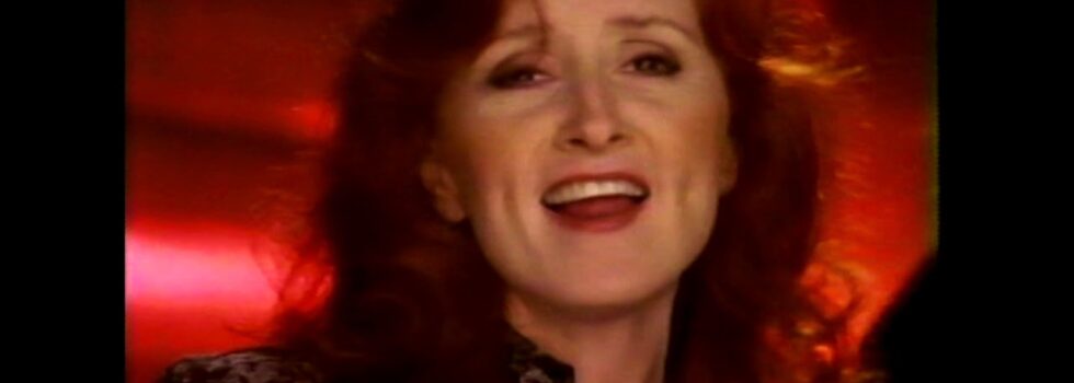 Bonnie Raitt – Love Sneakin’ Up on You