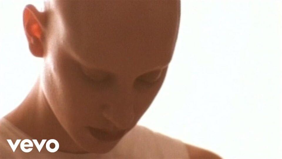 Live – Lightning Crashes