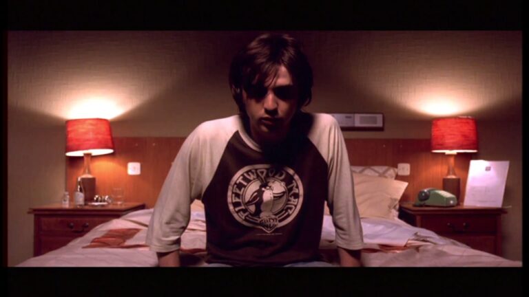 Supergrass – Moving music video