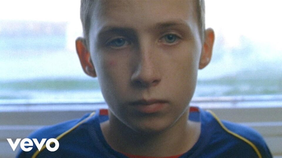 Doves – Black And White Town