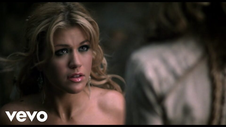 Kelly Clarkson – Behind These Hazel Eyes music video