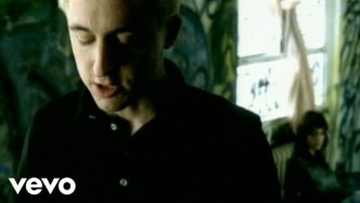 Yellowcard – Rough Landing, Holly