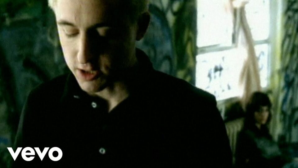 Yellowcard – Rough Landing, Holly