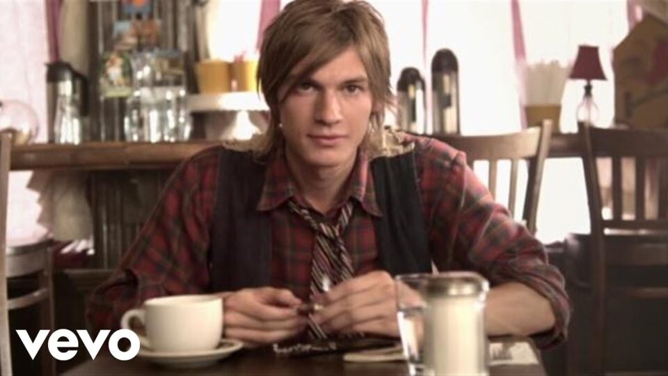 Landon Pigg – Falling in Love at a Coffee Shop (Alternate Version)