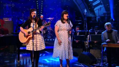 The Secret Sisters feat. BJ Cole – Walkin’ After Midnight (Live on Jools’ Annual Hootenanny 2010)