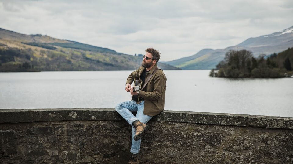 Passenger – Life’s for the Living (feat. Foy Vance) music video