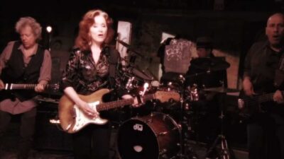 Bonnie Raitt – Right Down the Line