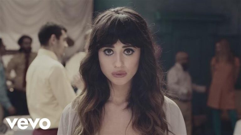 Foxes – Holding on the Heaven music video