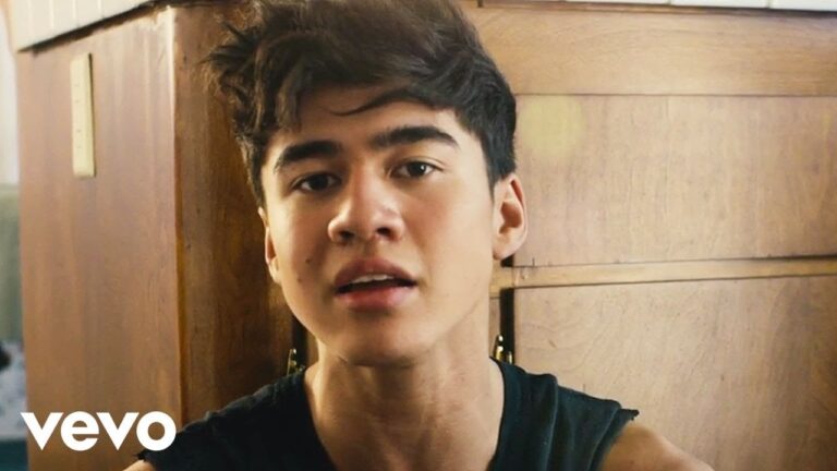 5 Seconds of Summer – Amnesia music video