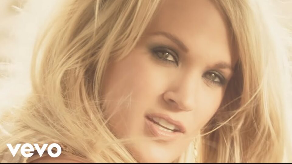 CARRIE UNDERWOOD – SMOKE BREAK