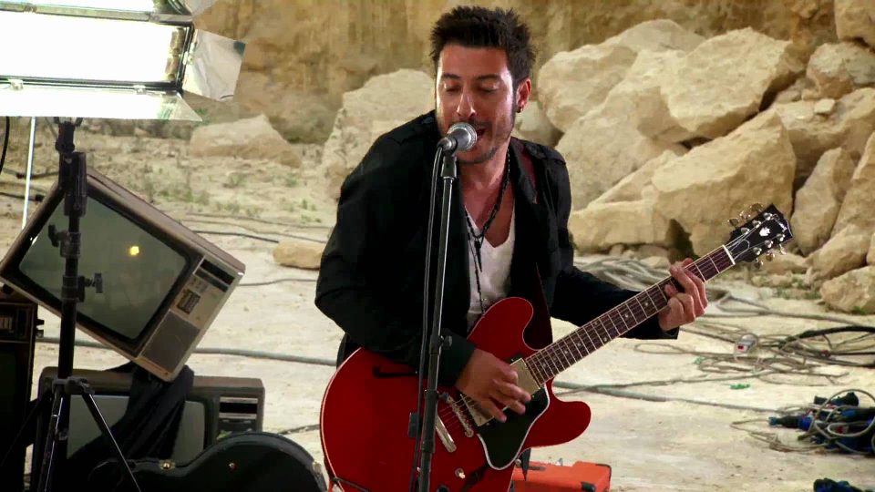 Airport Impressions – Walk With Me