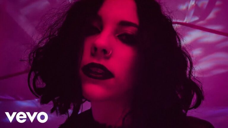 Pale Waves – There’s A Honey music video