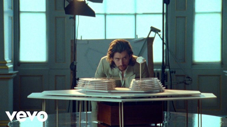 Arctic Monkeys – Four Out Of Five music video