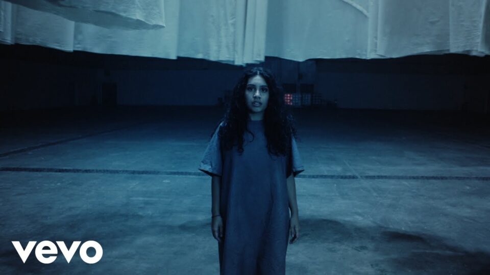 Alessia Cara – Growing Pains