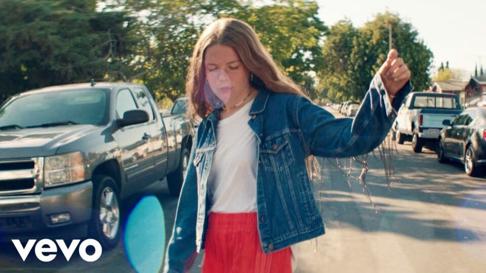 Maggie Rogers – Give A Little
