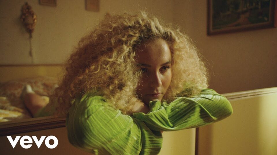 Emma Steinbakken – Not Gonna Cry