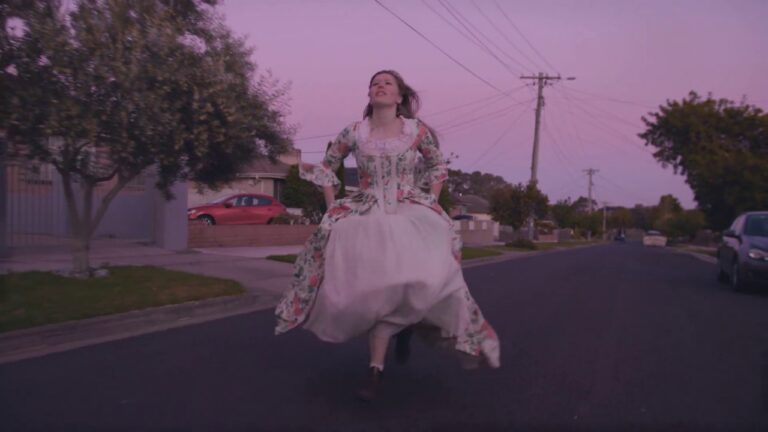 Julia Jacklin – Head Alone music video