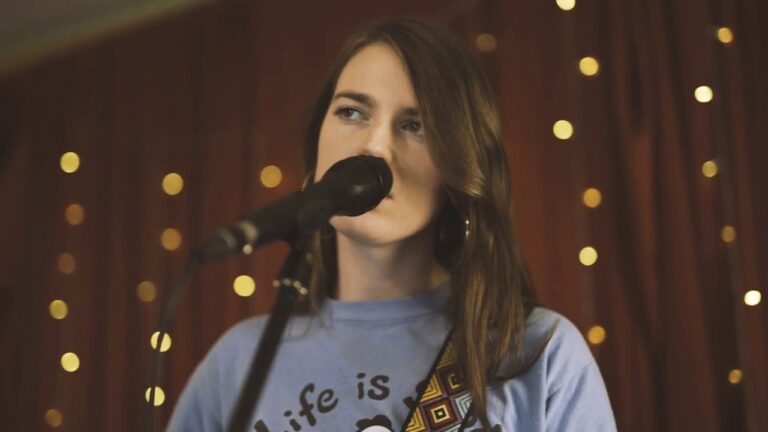 Angie McMahon – Missing Me (Live) music video