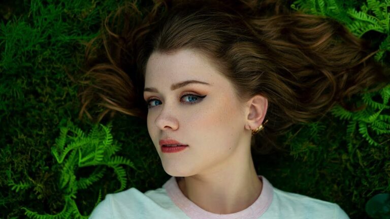 Maisie Peters – Stay Young music video