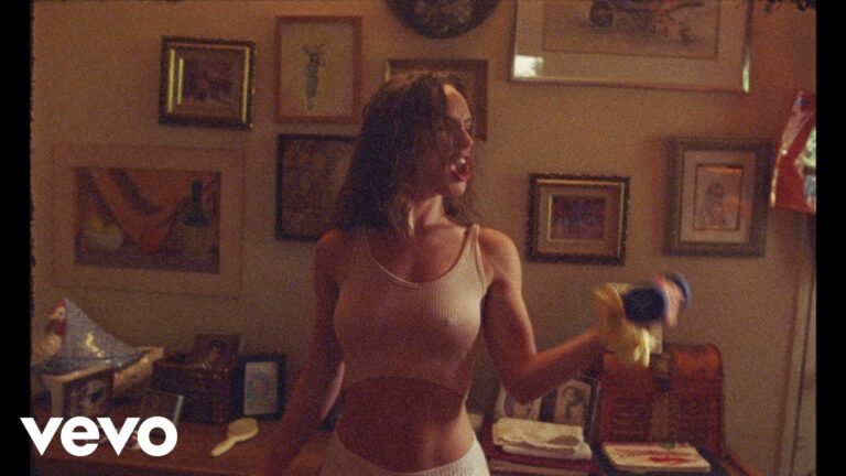 Zella Day – You Sexy Thing music video