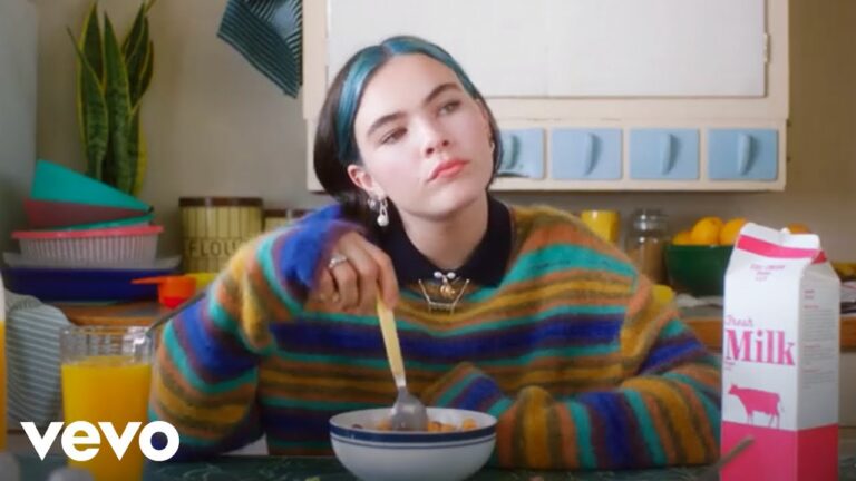Benee – Supalonely (feat. Gus Dapperton) music video