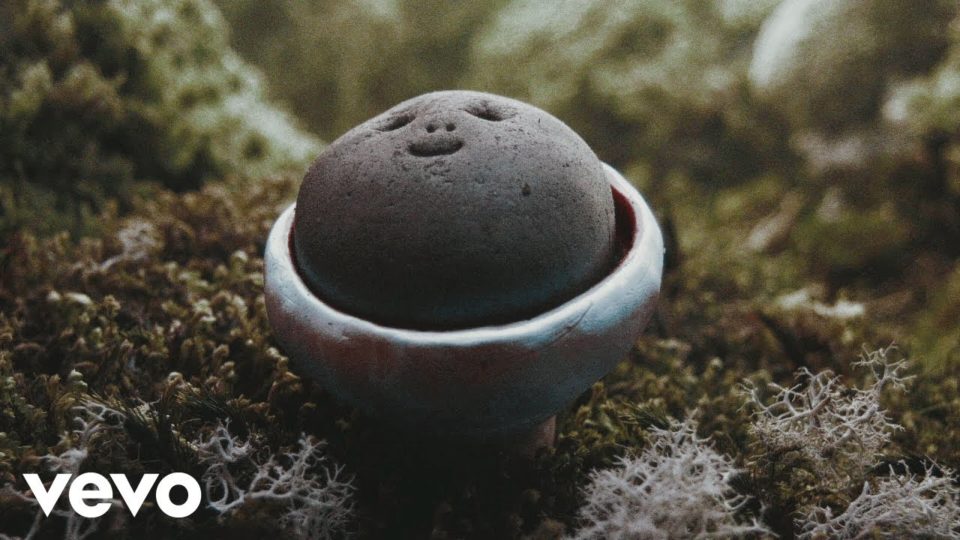 LA Priest – What Moves