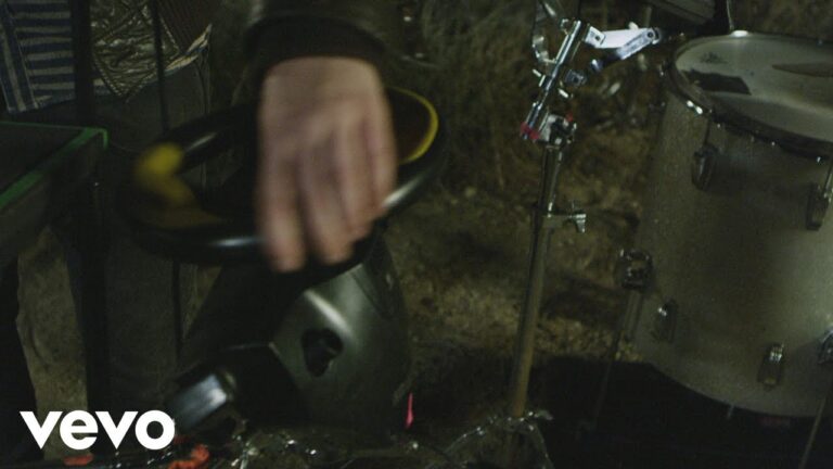 Robert DeLong – Don’t Wait Up music video
