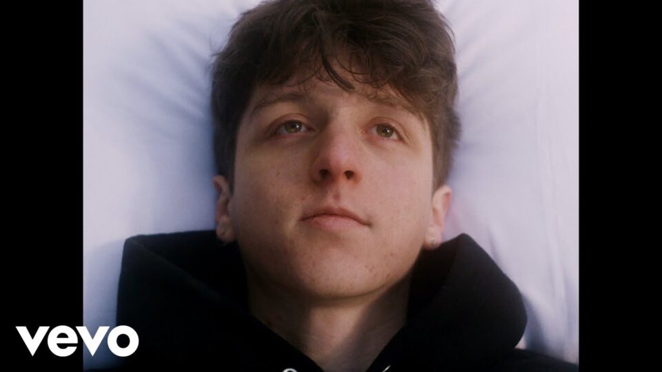 Powfu ft. beabadoobee – Death Bed (Coffee for Your Head)