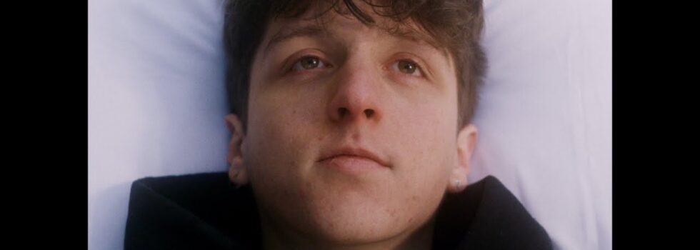 Powfu ft. beabadoobee – Death Bed (Coffee for Your Head)