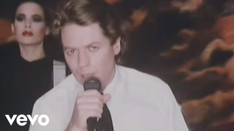 Robert Palmer – Addicted To Love music video