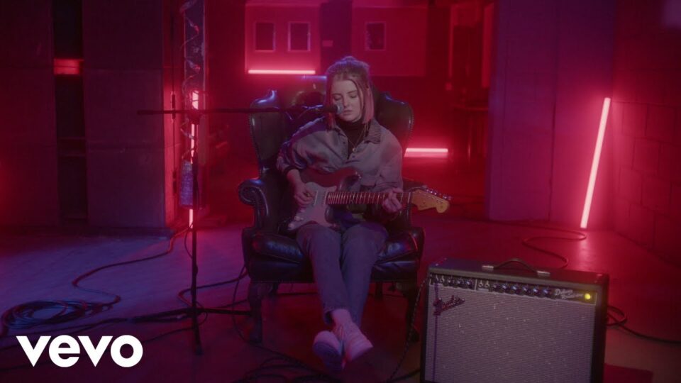 EMILY BURNS – CURSE (LIVE)