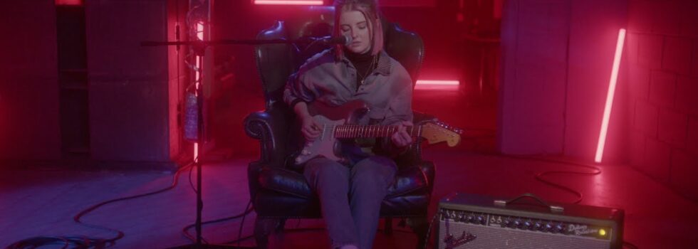 EMILY BURNS – CURSE (LIVE)