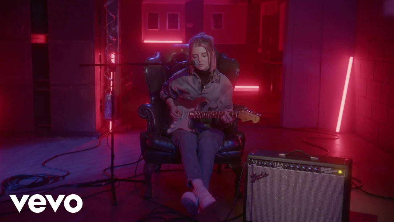 EMILY BURNS – CURSE (LIVE)