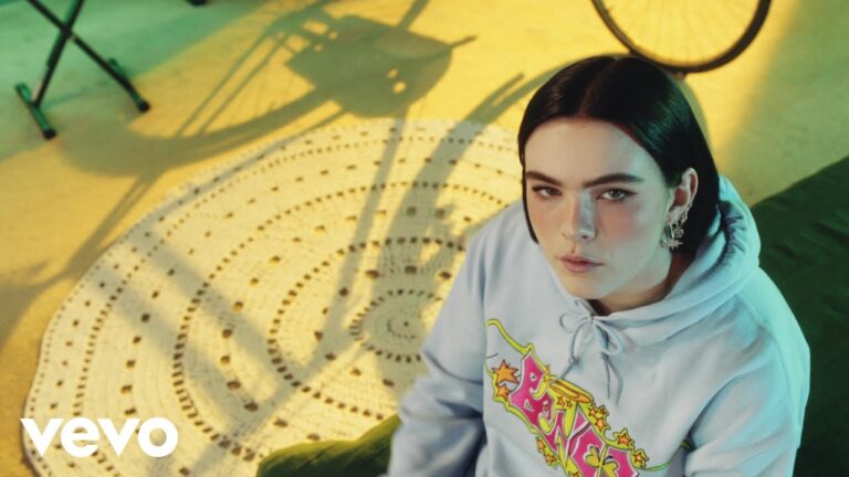 Benee – Kool music video