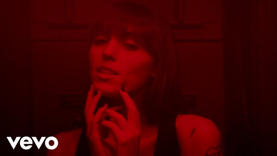 Sasha Alex Sloan – Is It Just Me?