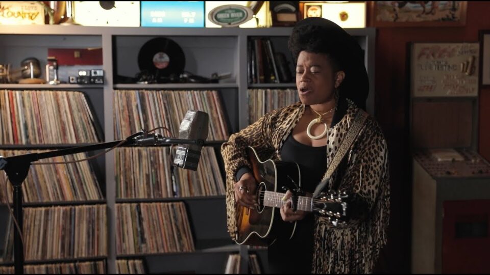 Amythyst Kiah – Fire Walker (Live at Earnest Tube)