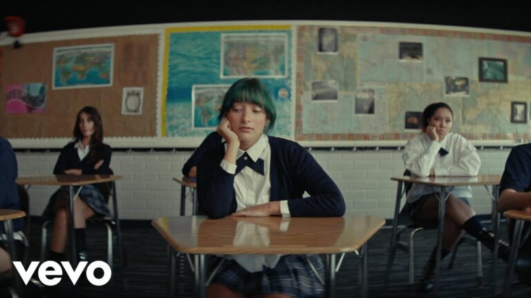 Au/Ra – Screw Feelings music video