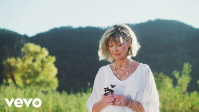 Olivia Newton-John & Chloe Lattanzi – Window in the Wall