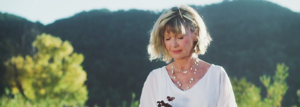 Olivia Newton-John & Chloe Lattanzi – Window in the Wall