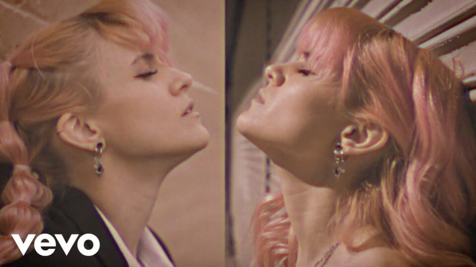 Sarah Barrios – Pretty In Pink