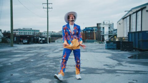 bbno$ & Diamond Pistols – help herself (feat. Benee)