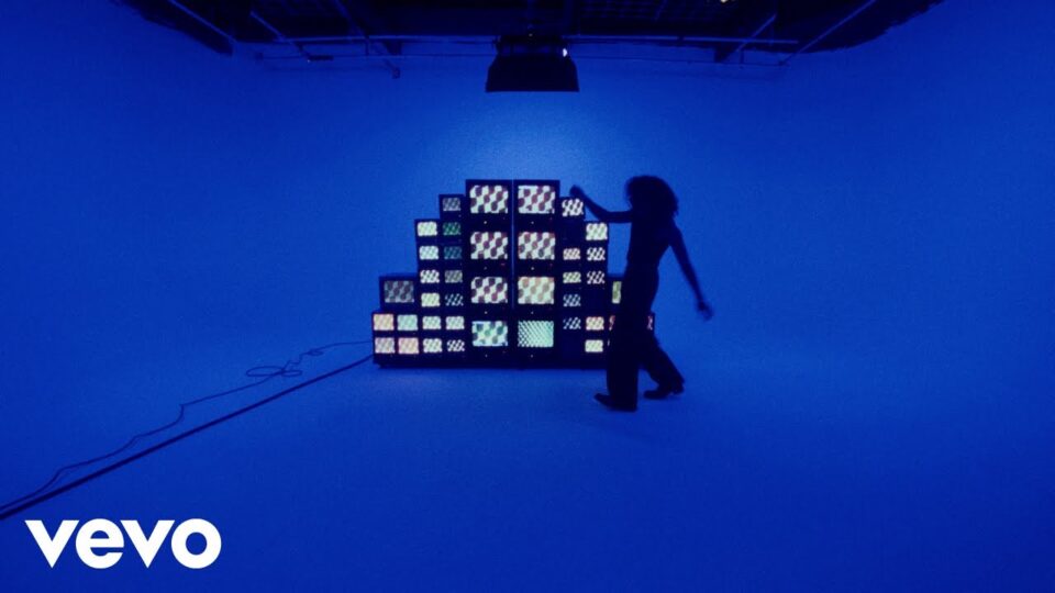 Jelani Aryeh – Breaking By