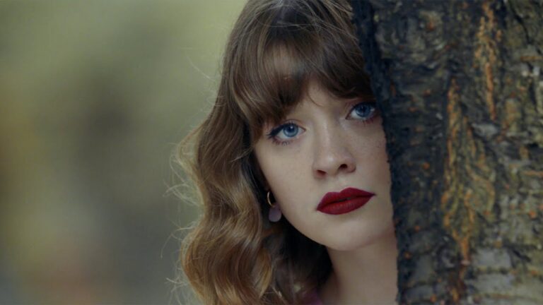 Maisie Peters – Pyscho music video
