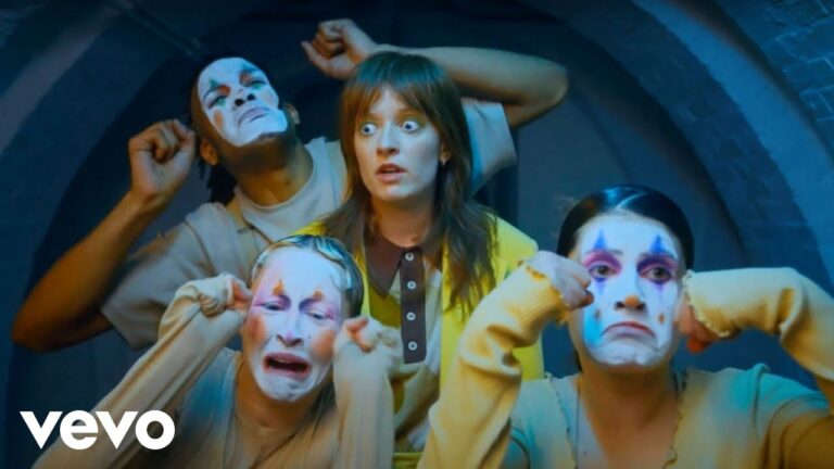 Orla Gartland – You’re Not Special, Babe music video