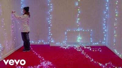 Lola Young – Walk On By