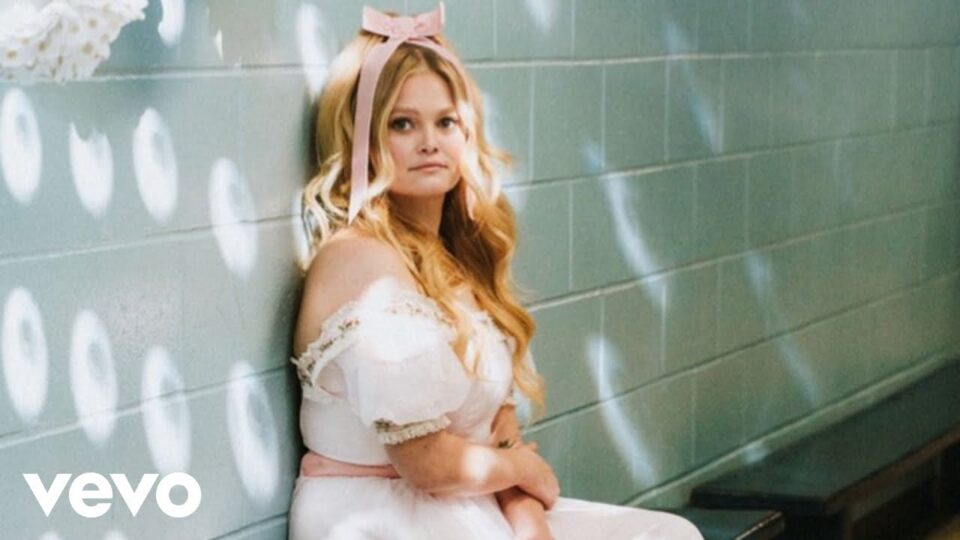 Hailey Whitters – Everything She Ain’t