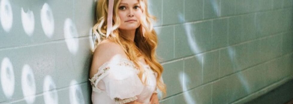 Hailey Whitters – Everything She Ain’t